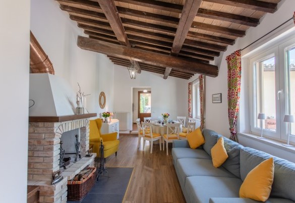 Il living con la tavola imbandita e area salotto - La Collina degli Ulivi