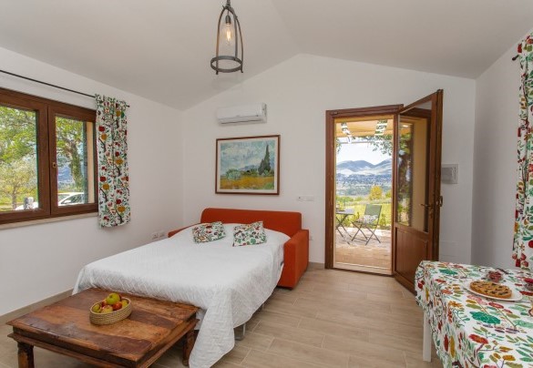 Il living con divano letto matrimoniale nell'annesso - La Collina degli Ulivi