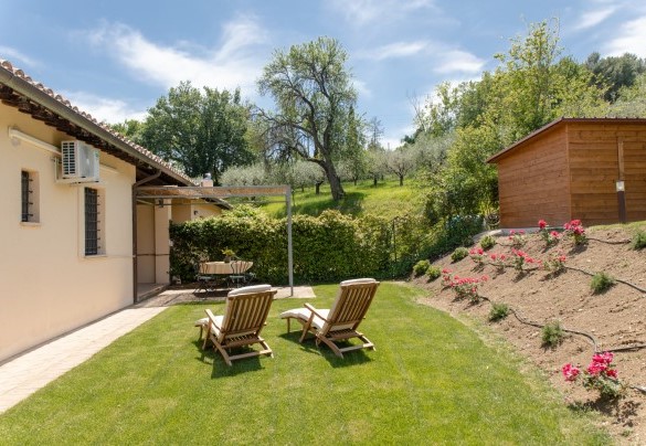 L'angolo relax con entrata diretta alla cucina - La Collina degli Ulivi 
