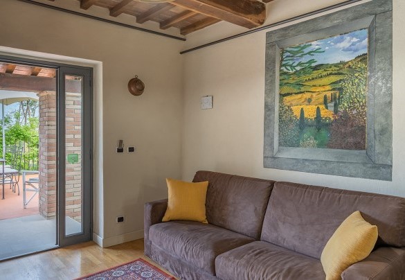 Open space with lounge, dining area and kitchenette - La Colonica