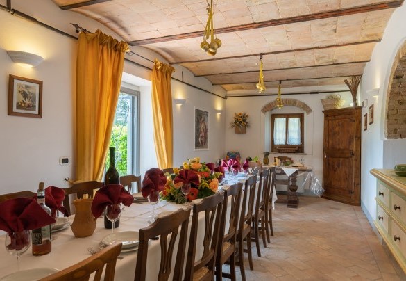 Bright and welcoming dining room - La Colonica