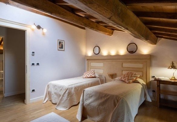 Twin bedroom, with joinable beds, on the second floor - La Colonica  