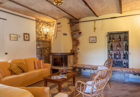 Open plan with living area, dining room and kitchen on the ground floor - La Colonica