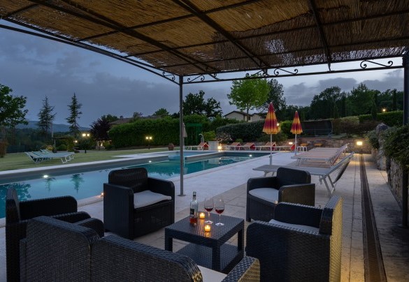 The swimming pool illuminated at night - La Colonica