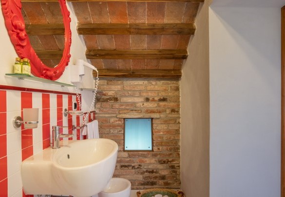 En suite bathroom with shower on the first floor - La Colonica 