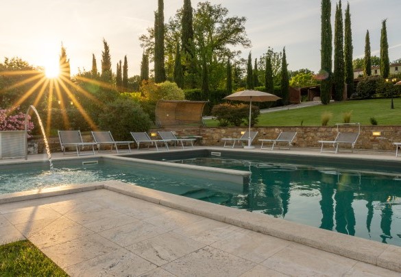 The pool has whirlpool vents - La Colonica 