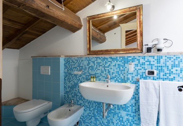 Bathroom with shower on the second floor - La Colonica