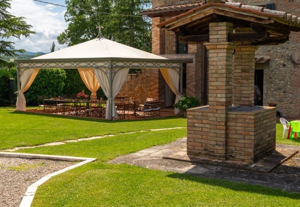 Gazebo with living area - La Colonica