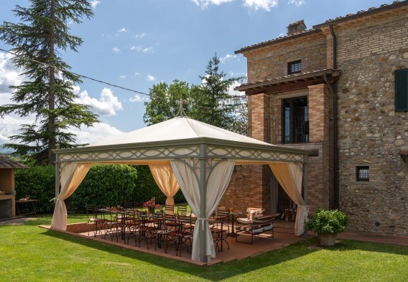 Gazebo with living area - La Colonica