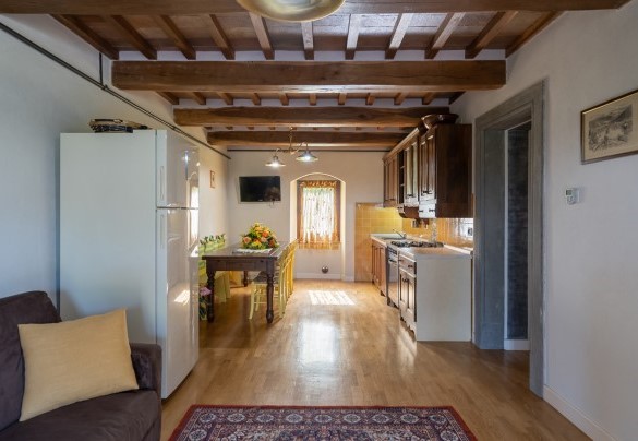 Open space with lounge, dining area and kitchette - La Colonica