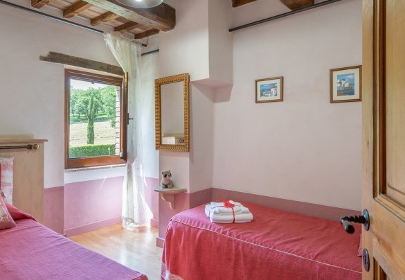 Twin bedroom on the first floor - La Colonica  
