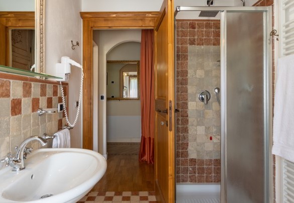Bathroom with shower on the first floor - La Colonica 