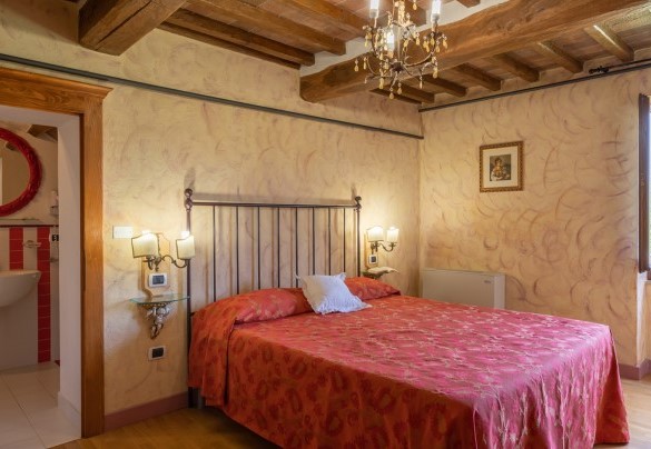 Double bedroom on the first floor - La Colonica   