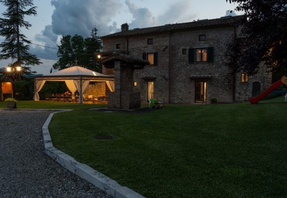 The residence is a magnificent property overlooking the green valleys of Umbria, on the border between Tuscany and Marche - La Colonica   