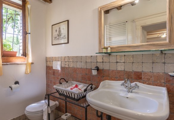 En suite bathroom with shower on the ground floor - La Colonica