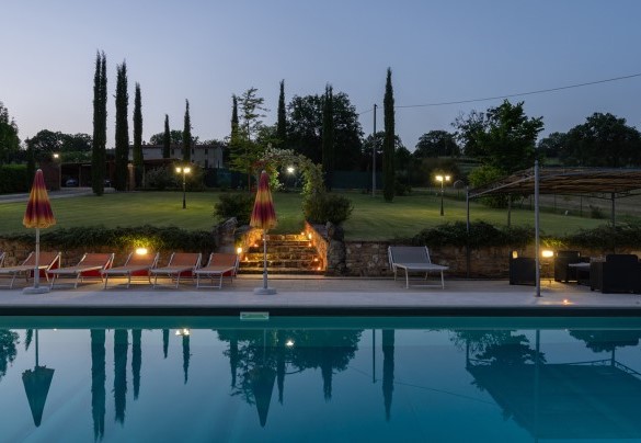The suggestive swimming pool at night - La Colonica