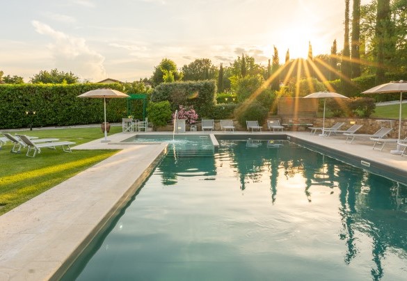 The swimming pool at  the sunset - La Colonica