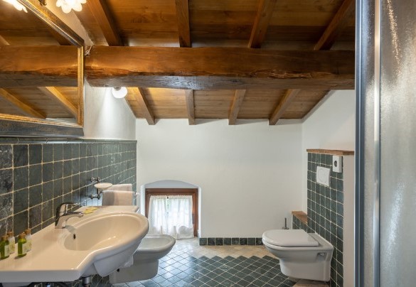 En suite bathroom with shower on the second floor - La Colonica
