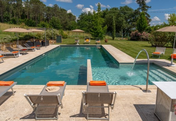 The pool is located within the park - La Colonica