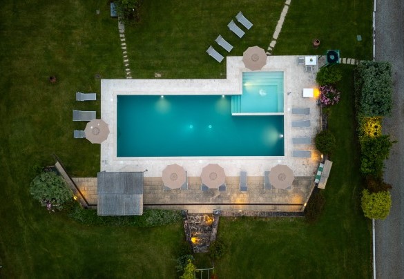 The pool measures 16 x 8 m with a depth varying from 0,90 m to 1,80 m - La Colonica 