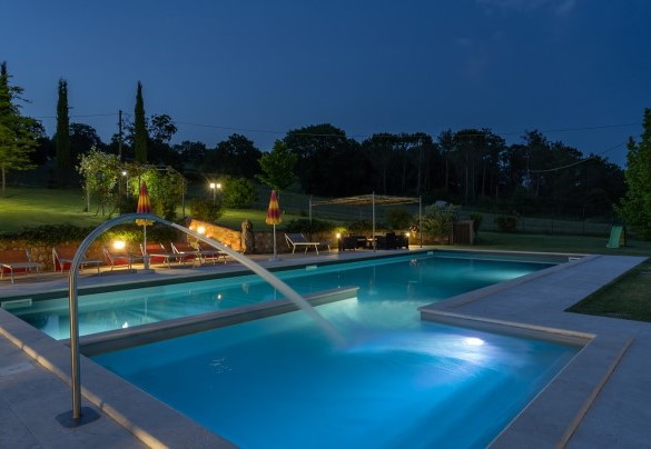 The swimming pool is equipped with both external and internal lighting - La Colonica