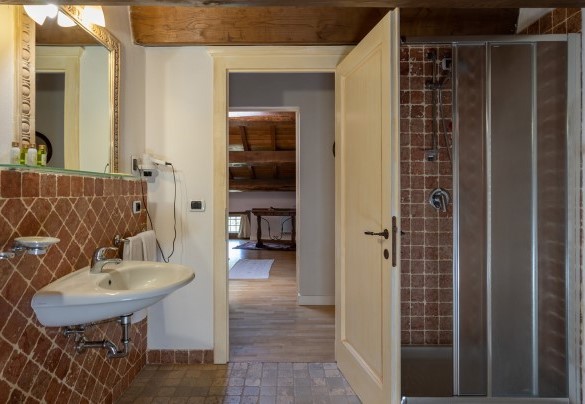 En suite bathroom with shower on the second floor - La Colonica