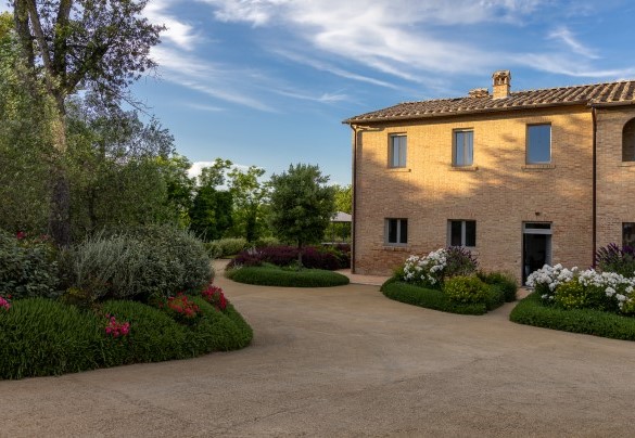 Splendido il parco tra percorsi sinuosi, costeggiati da arruffati e fioriti cespugli di aromatiche – La Fonte di Santa Regina