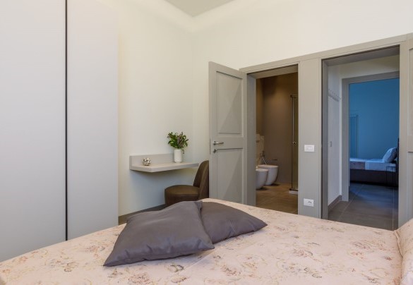 Camera matrimoniale con bagno en-suite al piano terra nell’unità 1 – La Fonte di Santa Regina 