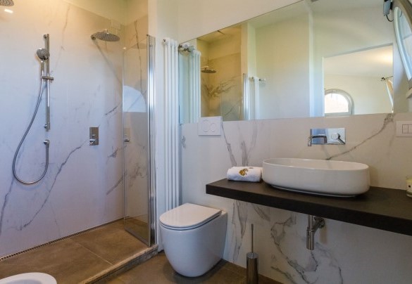 La zona benessere con vasca idromassaggio riscaldata, la sauna e un bagno con doccia – La Fonte di Santa Regina