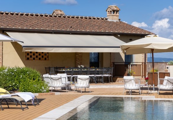 Una deliziosa area salotto, posta a bordo piscina – La Fonte di Santa Regina