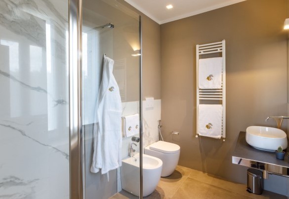 Bagno privato con doccia al primo piano – La Fonte di Santa Regina