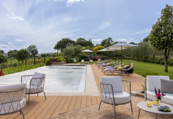 Una scenografica terrazza naturale, ammantata da una guarnigione di ulivi e dai vigneti della proprietà – La Fonte di Santa Regina