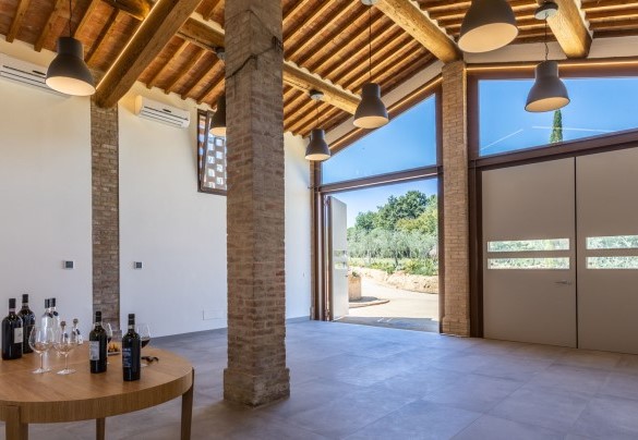 Una spaziosa sala adatta per eventi, conferenze e meeting di lavoro servita da un bagno di servizio (disponibile su richiesta a costo extra) – La Fonte di Santa Regina