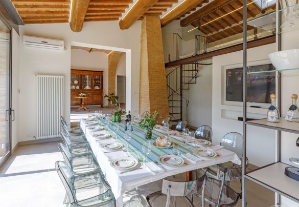 La sala da pranzo esaltata dalle grandi vetrate al piano terra – La Fonte di Santa Regina