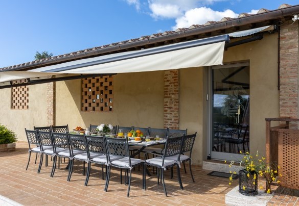 La zona pranzo esterna con vista sulla piscina – La Fonte di Santa