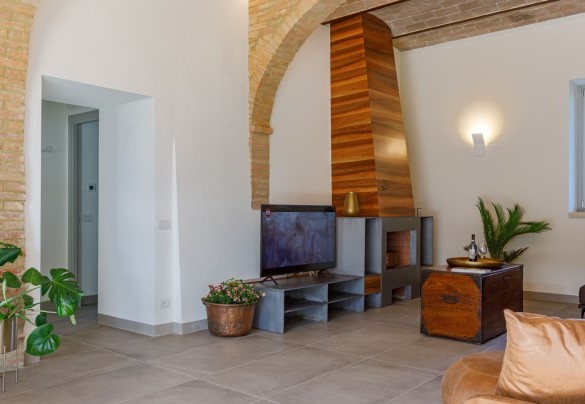 L’unità 1 si compone, solo a piano terra, di largo salone principale con salotto, grande tavolo da pranzo e cucina– La Fonte di Santa Regina