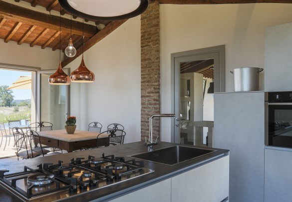 Cucina accessoriata con isola centrale nell’annesso (disponibile su richiesta a costo extra) – La Fonte di Santa Regina