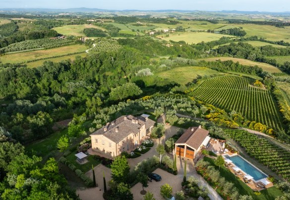 Vista panoramica della proprietà e della piscina – La Fonte di Santa Regina
