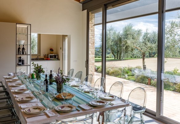 La sala da pranzo esaltata dalle grandi vetrate al piano terra – La Fonte di Santa Regina