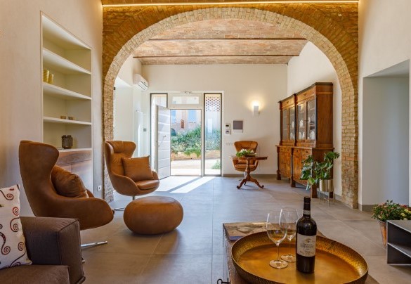 L’unità 1 si compone, solo a piano terra, di largo salone principale con salotto, grande tavolo da pranzo e cucina – La Fonte di Santa Regina