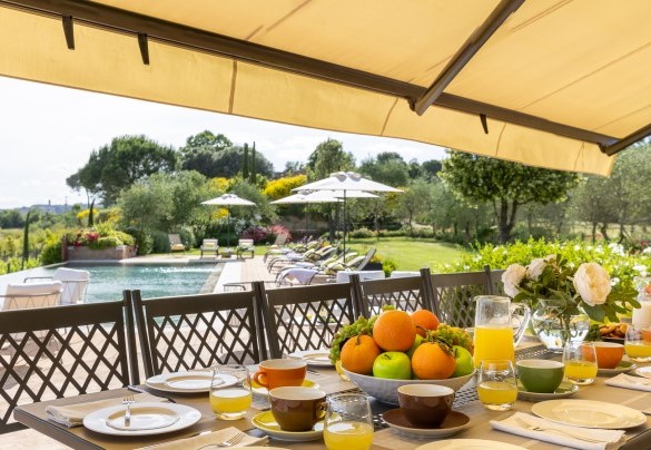 Il tavolo imbandito della zona pranzo esterna – La Fonte di Santa Regina