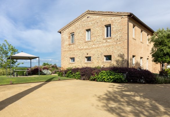 I due gazebo collocati ai due lati del casale in posizione panoramica – La Fonte di Santa Regina