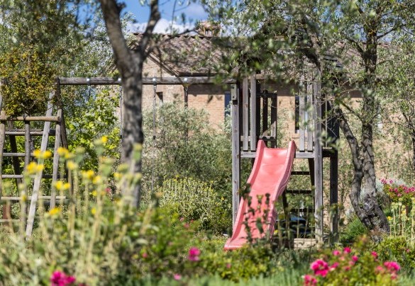 Una deliziosa area giochi per bambini – La Fonte di Santa Regina
