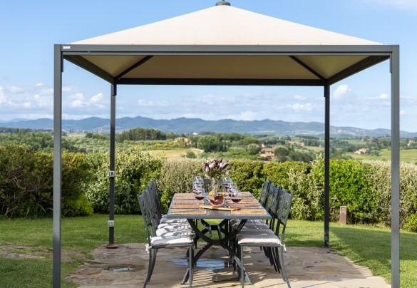 Gazebo ombreggiato per il relax e il divertimento, con la complicità di affascinanti scorci panoramici che si offrono da ogni lato del parco – La Fonte di Santa Regina