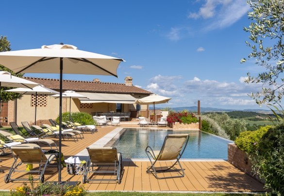 La vasca è bordata da lastre di travertino ed è rivestita in pvc dal design innovativo – La Fonte di Santa Regina