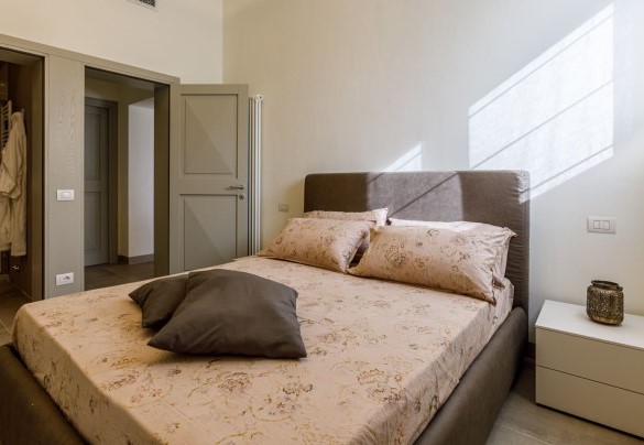 Camera matrimoniale con bagno en-suite al piano terra nell’unità 1 – La Fonte di Santa Regina