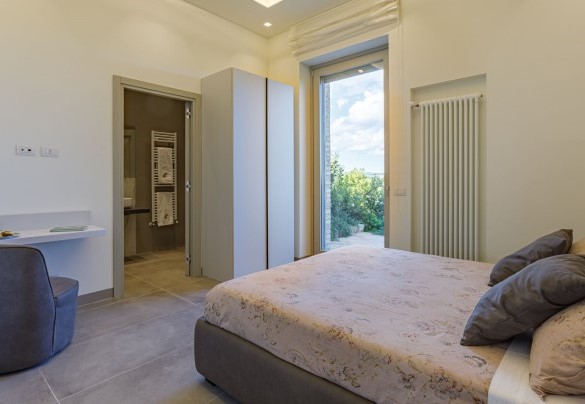 Camera matrimoniale con bagno en-suite al piano terra nell’unità 1 – La Fonte di Santa Regina