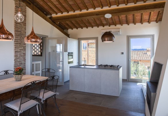 Cucina accessoriata con isola centrale nell’annesso (disponibile su richiesta a costo extra) – La Fonte di Santa Regina