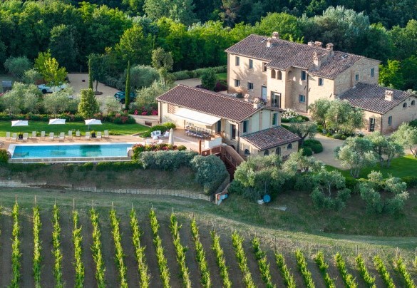 Vista panoramica della proprietà e della piscina – La Fonte di Santa Regina