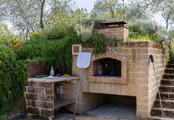 La zona del forno a legna per la pizza – La Fonte di Santa Regina